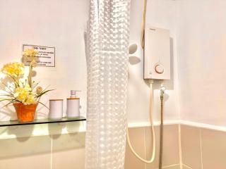 Attractive studio with Luxury bed Good for 1-4pax High speed WiFi with Netflix Free Pool & Parking - 5