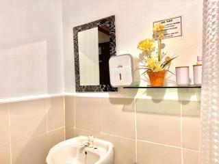 Attractive studio with Luxury bed Good for 1-4pax High speed WiFi with Netflix Free Pool & Parking - 9