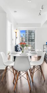 Royal BnB 1 Bed 1 Den Pristine Downtown Toronto Retreat - 8