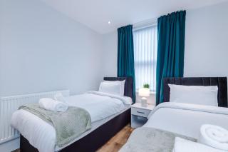 4BR BIG Contractor House - 8 Beds - Free Parking - 5