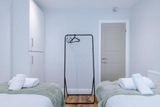 4BR BIG Contractor House - 8 Beds - Free Parking - 4