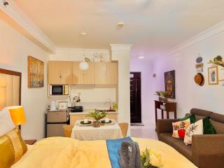 Attractive studio with Luxury bed Good for 1-4pax High speed WiFi with Netflix Free Pool & Parking - 1