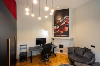 High-Ceiling Hideout Across from Marjanishvili - 2