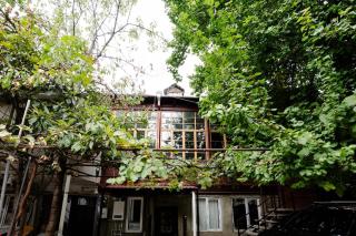 High-Ceiling Hideout Across from Marjanishvili - 3