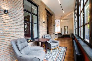 High-Ceiling Hideout Across from Marjanishvili - 5