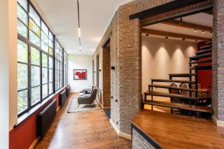 High-Ceiling Hideout Across from Marjanishvili - 6