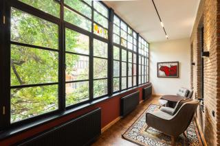 High-Ceiling Hideout Across from Marjanishvili - 7