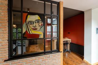 High-Ceiling Hideout Across from Marjanishvili - 8