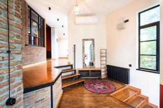 High-Ceiling Hideout Across from Marjanishvili - 9