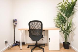 City View 2BR Apt with Pool Gym Steam & Sauna - 3