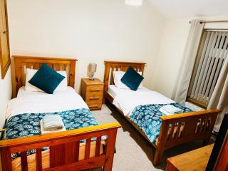 Gethin Lodge cosy Holiday cottage in Abercanaid 5mins from BPW with secure double garage with cctv sleeps up to 6 guests - 6