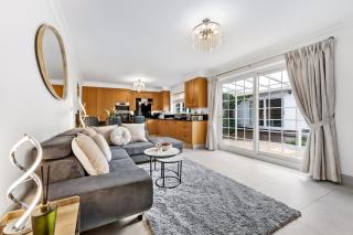 The Ridge Residence - Luxury 4 Bed Near Warner Bro Studios With Parking - 0