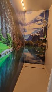 TinyHousebeiDresden Über dem Wasser schwebendes winziges Häuschen Nähe Dresden Sächsische Schweiz - 3