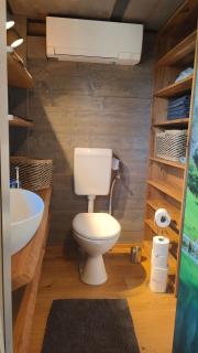 TinyHousebeiDresden Über dem Wasser schwebendes winziges Häuschen Nähe Dresden Sächsische Schweiz - 2