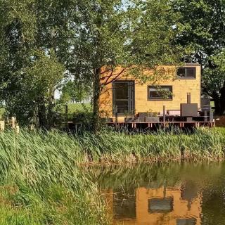 TinyHousebeiDresden in absoluter Alleinlage direkt am Naturteich große Terrasse Grill und Kaminofen Juni - September Mindestmietzeit 1 Woche Sa- Sa - 0