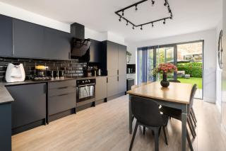 Luxury 4 Bedroom Apartment in Central London - 9