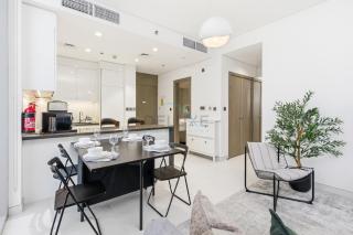 Lagoon-Facing 1BR, Minutes from Downtown and Business Bay, Near Dubai Water Canal - District One Phase III Residences 18 by Deluxe Holiday Homes - 9