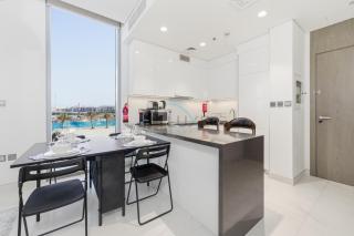 Lagoon-Facing 1BR, Minutes from Downtown and Business Bay, Near Dubai Water Canal - District One Phase III Residences 18 by Deluxe Holiday Homes - 3