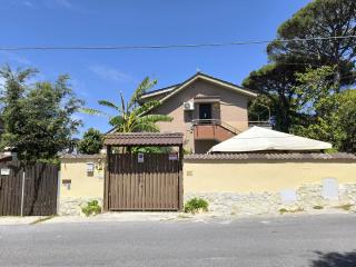Beach House - Seaview & Roman Apartments - 0
