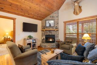 Simon's Treetop Cabin - 2 BDR in Popular Resort - 0