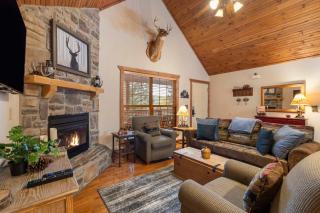 Simon's Treetop Cabin - 2 BDR in Popular Resort - 4