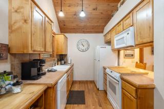 Simon's Treetop Cabin - 2 BDR in Popular Resort - Branson West - 1
