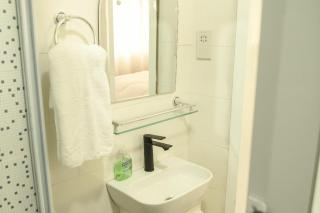 1 Bed Apartment Sleeps 2 -Free Parking - Tv & WiFi - 6