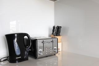 Modern 2BR Flat with Balcony near Angel and Canal - 1