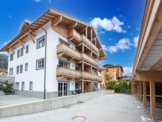 Luxury penthouse with Balcony, Ski Storage, Carport, Lift - 0