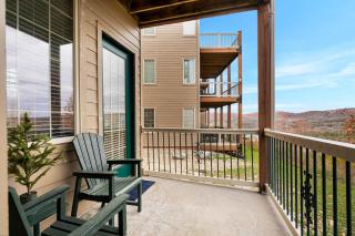 Cliffside Lake Retreat - 2 BDR Walk to Table Rock - 4