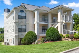 2 Pools Near the Lake and 76 Strip - Starbucks - 5