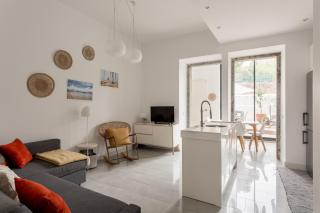Stylish 2-Bedroom Apartment with Terrace in Alcântara - 3