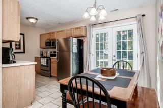 3BR Home with Smart TVs in Every Room, King Suite & Pool Table - 4