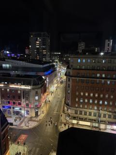 Award Winner of 2026 &2025 traveller & Best guest rated apartment, Elegant two bedroom, #1 Leeds city centres most central apartment, Great 180 degree views,balcony , half- price PARKING onsite, Netflix & WiFi - 6