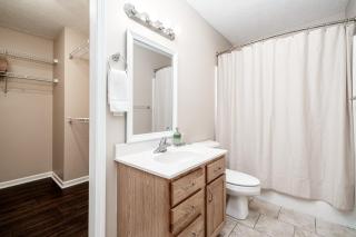 3BR Home with Smart TVs in Every Room, King Suite & Pool Table - 1