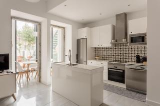 Stylish 2-Bedroom Apartment with Terrace in Alcântara - 4