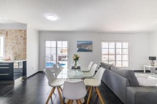 BEAUTIFUL VILLA - 4 bedrooms, heated pool, 2 priv car park places, fibre net, PS5, tv channels - 5