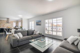 BEAUTIFUL VILLA - 4 bedrooms, heated pool, 2 priv car park places, fibre net, PS5, tv channels - 4