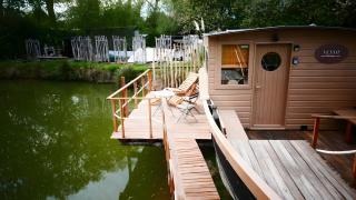 Toue Cabanée Au Bord D'un Etang - 2