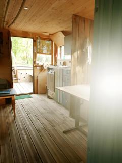 Toue Cabanée Au Bord D'un Etang - 8