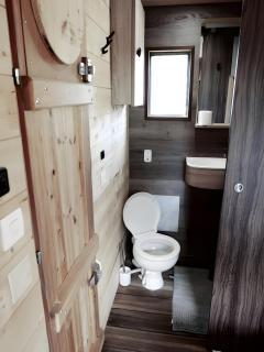 Toue Cabanée Au Bord D'un Etang - 7