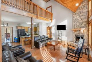 Kemper's Cabin by Silver Dollar City - Ideally located - 7