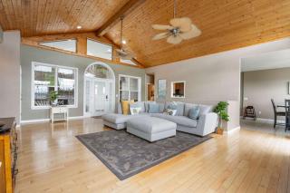 The Greenview Manor with Lake Views - 5