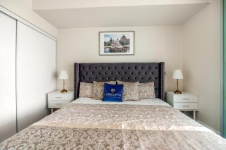 Breathtaking View 1Bd & Den Apartment - 4