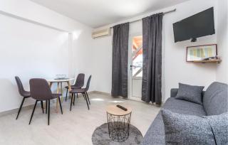 Awesome Apartment In Turanj With Wifi - 2