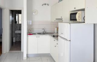 1 Bedroom Lovely Apartment In Podgora - 6