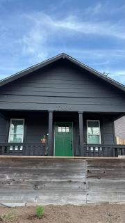 Hardy House Vintage Bungalow, Huge Yard! - 5