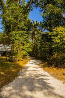 Tranquil Trailside Stay - 9