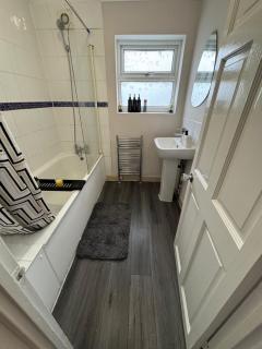 Specious 2BR Walk To Walthamstow Central Station - 9