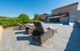 Gorgeous Home In Ugljane With Private Swimming Pool, Can Be Inside Or Outside - 8